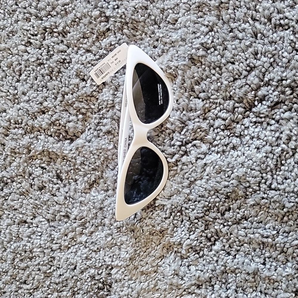 New York & Co White Cat Eye Sunglasses 🕶